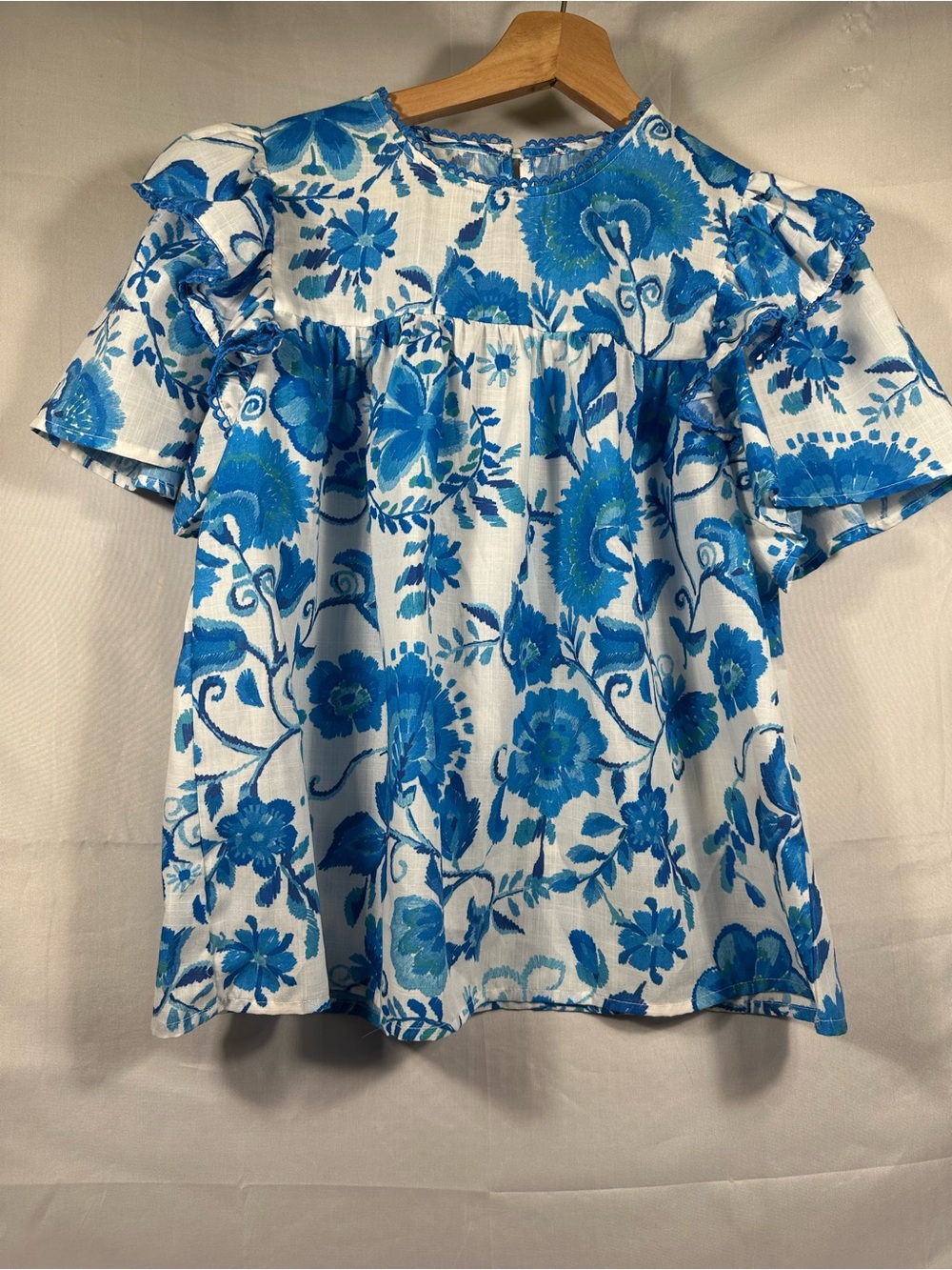 Flying Tomato Blue Floral Ruffled Short-Sleeve Women's Top, Size small, no tag